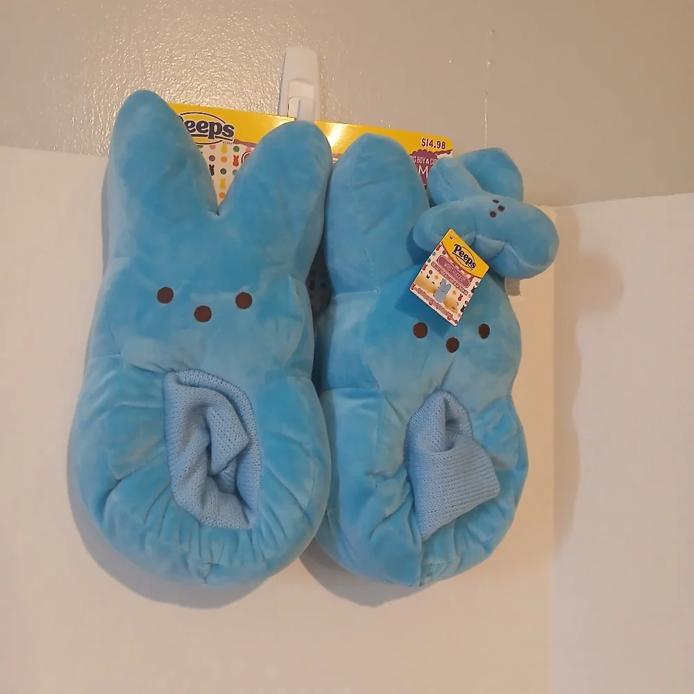 PEEPS SLIPPERS AND WRIST HUGGER BIG BOY AND GIRL SIZE‎ MEDIUM